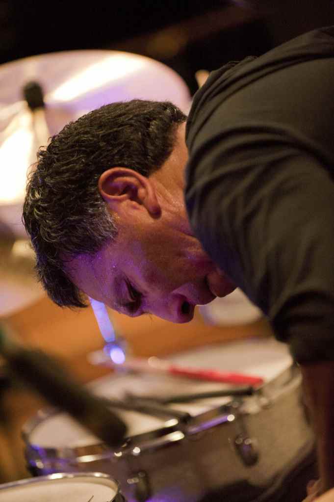 Alex Acuña am Schlagzeug