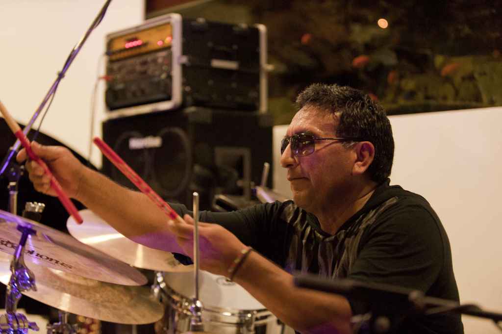 Alex Acuña am Schlagzeug