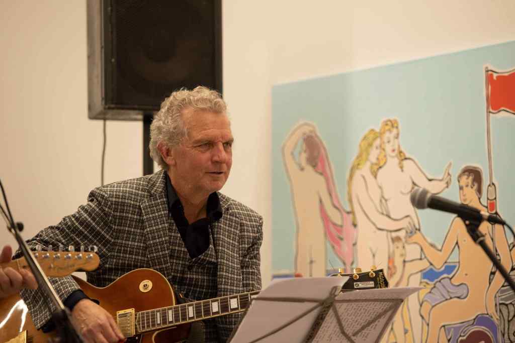 Gitarrespielender Musiker im Kunsthaus Linz
