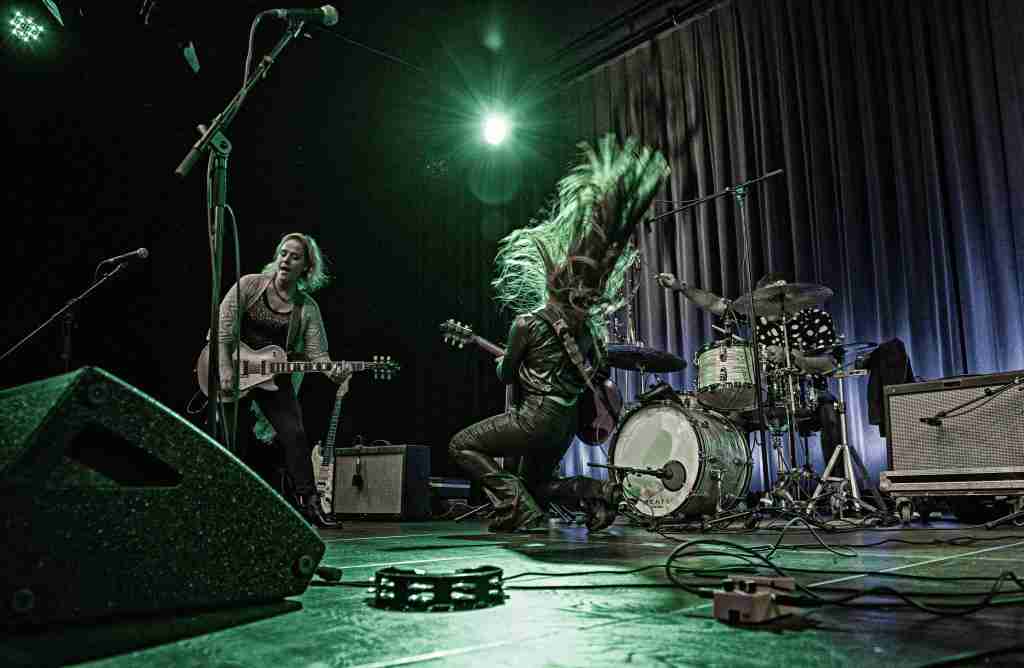 Springender Musiker auf der Bühne