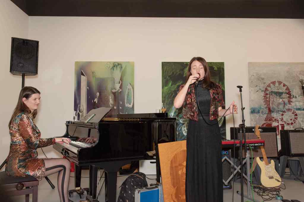 Sängerin auf der Bühne