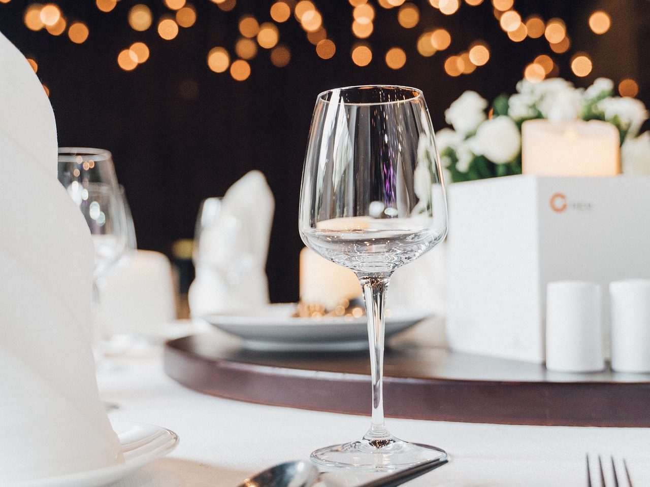 Weinglas auf Esstisch